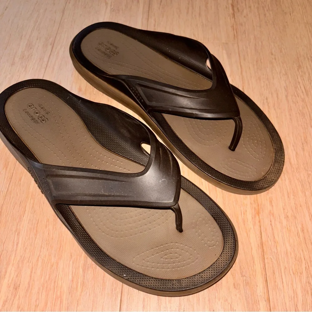 Crocs Athen’s men’s size 12 brown rubber waterproof flip-flops beach pool summer